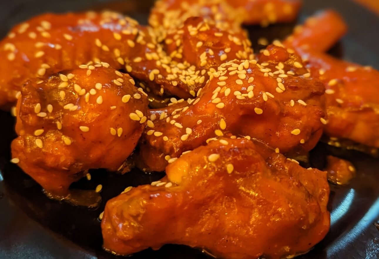 Serving size guide showing how many chicken wings to order per person from Boston Pizza & Wings